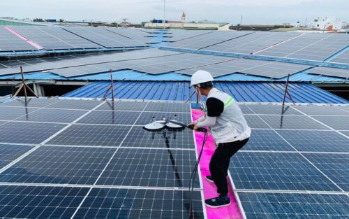 Dịch vụ vệ sinh tấm pin năng lượng mặt trời
