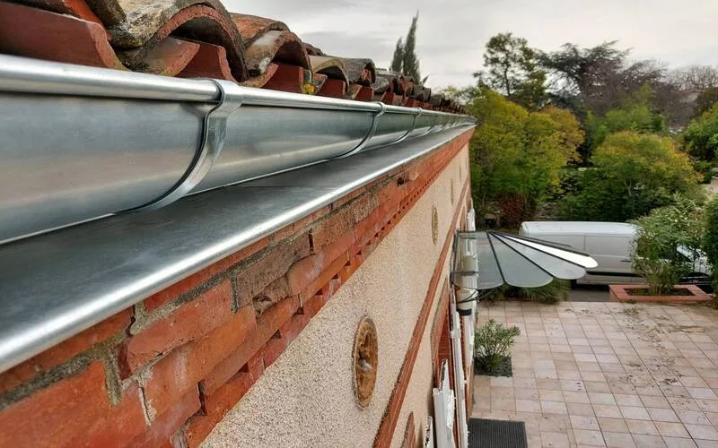 Thi Công Lắp Đặt Máng Xối Nhựa Tại Cần Thơ - Giá Từ 80K 18 Lắp đặt máng xối tại nhà